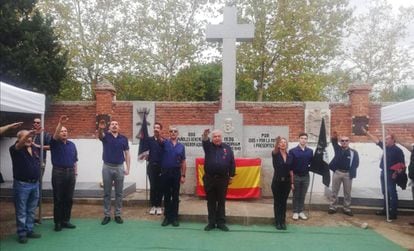 Acto de homenaje a Ramiro Ledesma en el cementerio de Aravaca.
