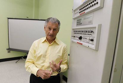 El professor Leonard Kleinrock, amb un processador de missatges a l'habitació on va néixer internet a la Universitat de Califòrnia a Los Angeles, en una imatge del 2011.