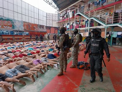 Fotografía cedida por las Fuerzas Armadas de Ecuador, el lunes, que muestra la intervención en la cárcel regional del Litoral, en Guayaquil.