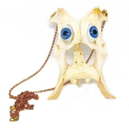 Collar fabricado con hueso de un animal y ojos de muñeca antigua.