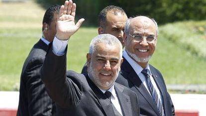 El primer ministro Abdelila Benkiran (centro) y su hom&oacute;logo tunecino, Hamadi Jebali.
