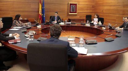 Pedro Sánchez preside el Consejo de Ministros extraordinario el pasado viernes.