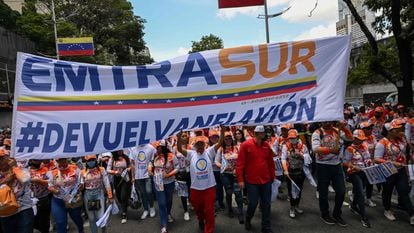 Manifestantes en Caracas exigen a Argentina que libere el avión de Emtrasur retenido en Buenos Aires desde hace dos meses, el pasado 9 de agosto.
