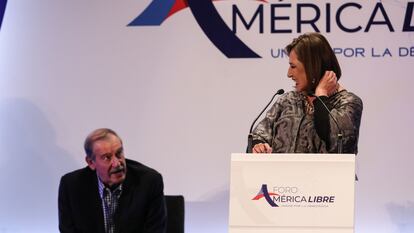 Xóchitl Gálvez y Vicente Fox durante el Foro América Libre en Ciudad de México, el 26 de octubre.