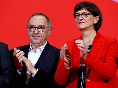 Los candidatos Saskia Esken y Norbert Walter-Borjans, esta tarde en Berlín.