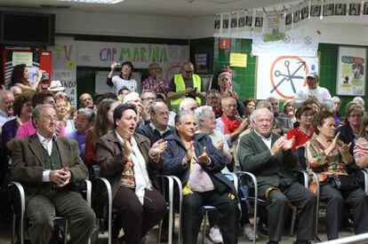 Asamblea de vecinos en L'Hospitalet tras seis meses de encierro en el CAP Marina.