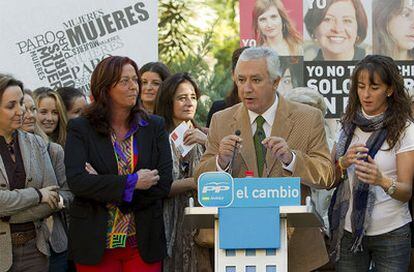 Javier Arenas y Mercedes de la Merced, durante la presentación de la campaña <i>Zapatero se columpia con las mujeres</i>.