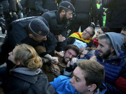 Los universitarios cortan la AP-7 y las vías del AVE en Barcelona