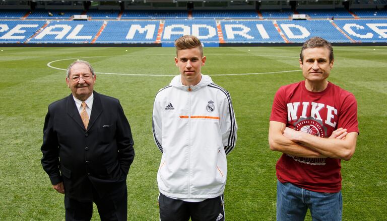 Paco Gento (izquierda), junto a su sobrino Paco Llorente (derecha) y Marcos, el hijo de este, que debutó el miércoles en la selección.