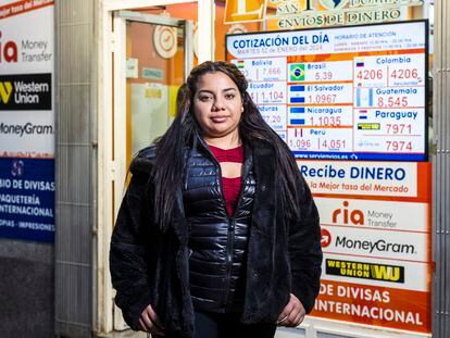 Ana Ramírez es ecuatoriana, vive en Madrid y trabaja limpiando edificios. Cada semana hace dos envíos de dinero a sus tres hijos.