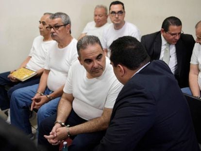 El expresidente Saca, este miércoles, mientras espera la lectura de la sentencia.