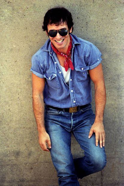 Bruce Springsteen, sus vaqueros, su camisa remangada, su pañuelo rojo... Una imagen ya icónica, la de su época de 'Born in the U.S.A.'.