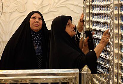 Mujeres musulmanas rezan en el santuario de Abdul-Qadir al-Gailani en Bagdad (Irak), el 16 de mayo de 2018. 
