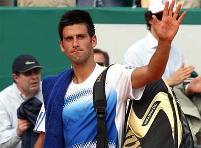 Novak Djokovic saluda al público