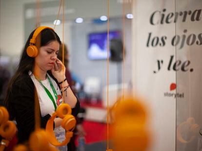 Una mujer escucha un audiolibro a través de la aplicación Storytel durante la Feria Internacional del Libro de Guadalajara de 2018.