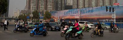 Motos eléctricas cruzando una avenida de Zhengzhou, la capital de la provincia china de Henan.