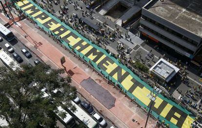 Imatge aèria de les protestes a São Paulo, aquest diumenge.