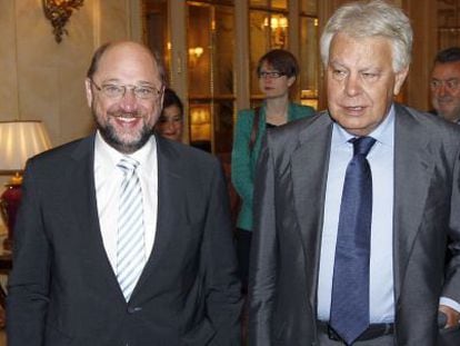 El presidente del Parlamento Europeo, Martin Schulz, y expresidente del Gobierno Felipe Gonz&aacute;lez, en el desayuno informativo.