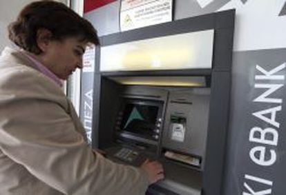 Una mujer saca dinero del cajero de un banco en Chipre