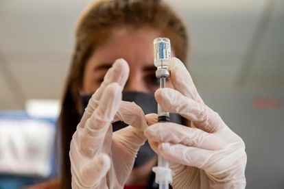 Una sanitaria se dispone a administrar una dosis de la vacuna de Johnson & Johnson en Boston (Massachusetts), el pasado marzo.