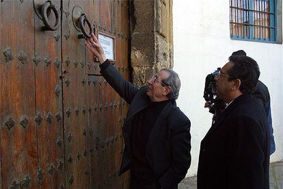 Dos hombres llaman a la puerta del Palacio de Viana donde se celebró el consejo de Cajasur.
