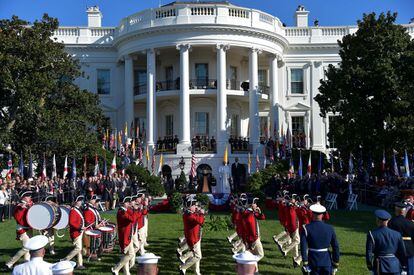 En una ceremonia multitudinaria en los jardines de la Casa Blanca, Francisco y Obama exhibieron su sintonía en asuntos que dividen a los políticos estadounideneses.