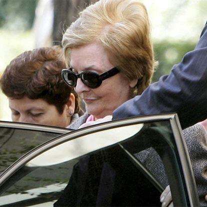 La ex presidenta argentina, María Estela de Perón, abandona la Audiencia Nacional tras las vista para estudiar su extradición