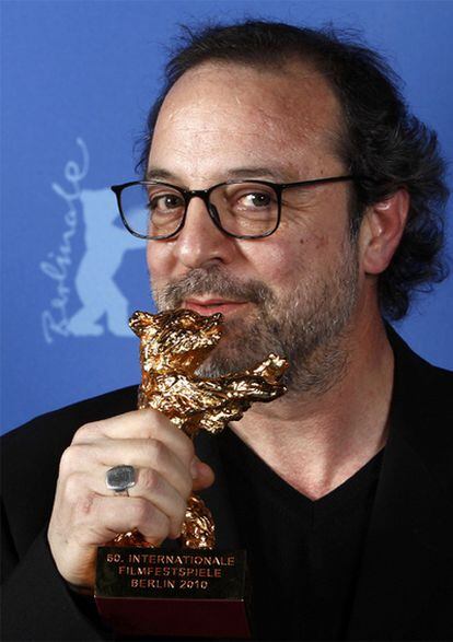 El director turco Semih Kaplanoglu posa con su Oso de Oro a la mejor película ganado hoy en el Festival de Cine de Berlín por 'Bal' ('Honey')