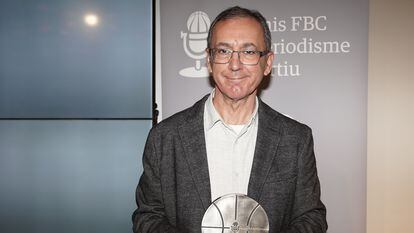 El periodista Robert Álvarez tras recoger el premio Fundació del Bàsquet Català de Periodisme Esportiu 2021 en la categoría de prensa escrita.