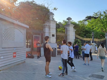 Varios deportistas se agolpaban a las puertas del parque de Retiro de Madrid, cerrado a primera hora de este lunes 26 de junio.