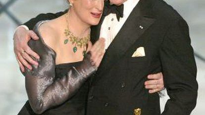 Peter O’Toole, con el Oscar a su carrera, recibe el abrazo de Meryl Streep en 2003.