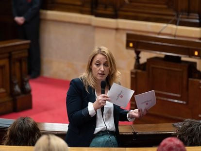 La consejera de Economía y Hacienda de la Generalitat interviene en el pleno del Parlament, el 19 de abril.