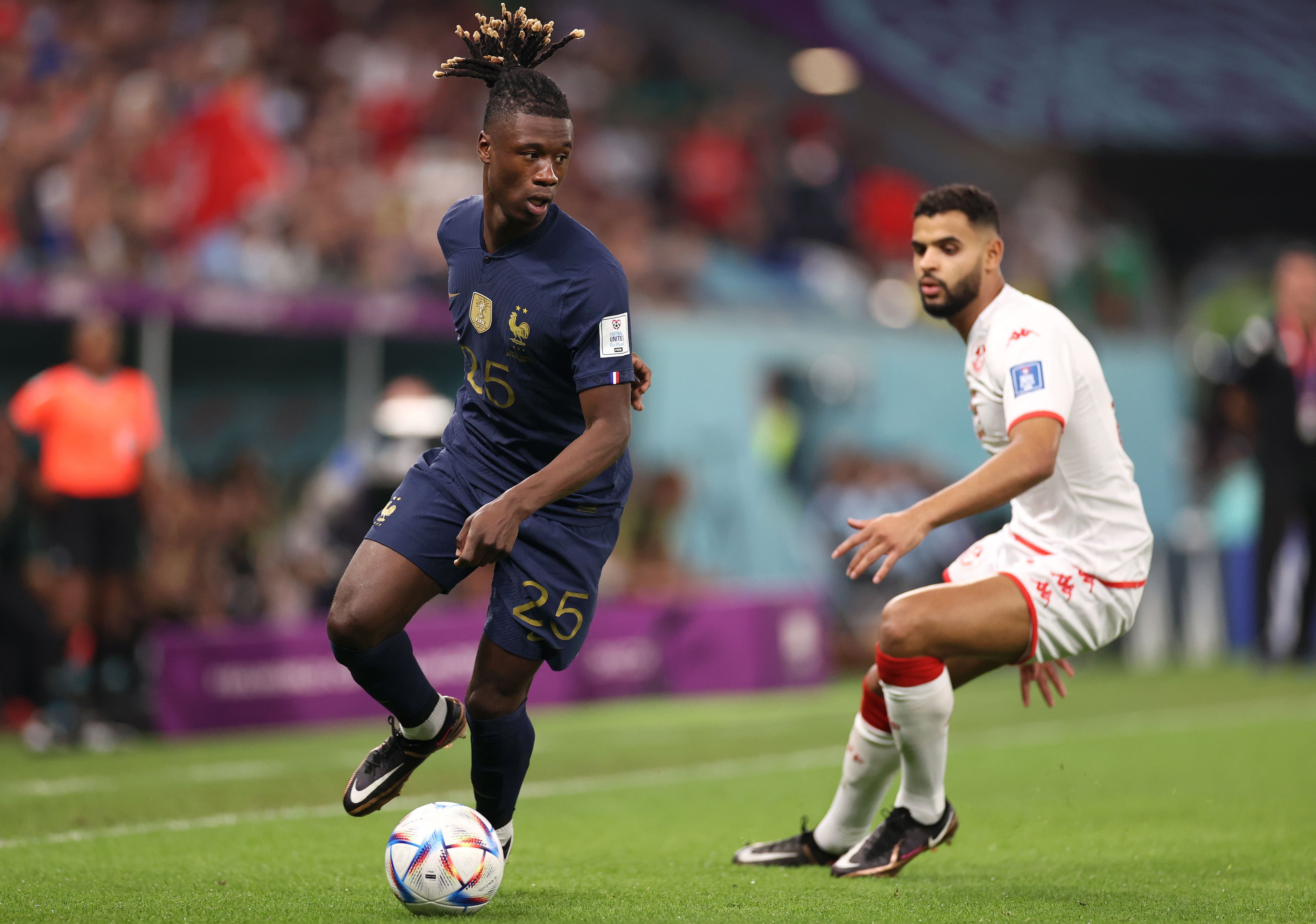 Camavinga controla el balón ante Slimane.