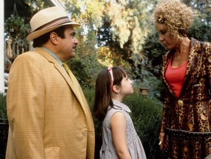 En 'Matilda' (1996), la niña subre un maltrato psicológico por parte de su padre estafador y su madre hortera.