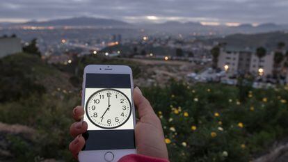 Una mujer muestra la hora en Tamaulipas, México.