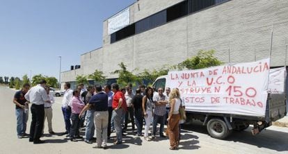 A la derecha, con camisa de cuadros, José Miguel García Gargallo, uno de los subcontratistas encerrados y en huelga de hambre porque no les pagan. Ha perdido ya su vivienda y corre el riesgo de perder la de su hija.