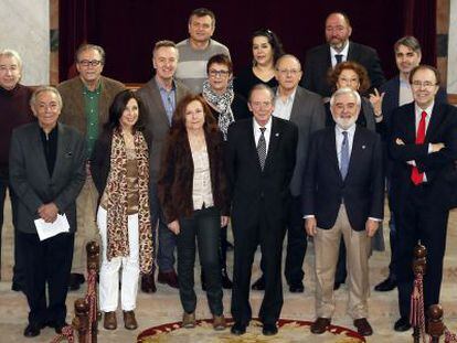 Jos&eacute; Luis G&oacute;mez (primera fila, izquierda) junto a actores y acad&eacute;micos.