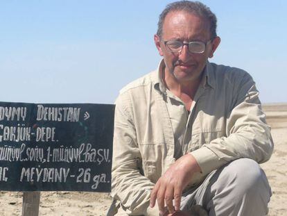 El arqueólogo Joaquín Córdoba, en una excavación en el sudoeste de Turkmenistán.
