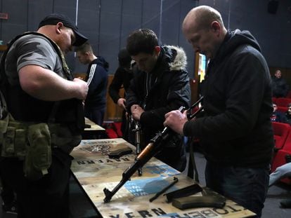 Voluntarios instruían el pasado marzo a civiles en el manejo de armas en la ciudad ucrania de Lviv.