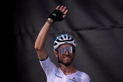 Alejandro Valverde saluda al público antes de empezar la etapa 14 de esta Vuelta.