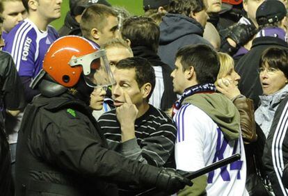 La Ertzaintza trata de controlar a los aficionados del Anderlecht.