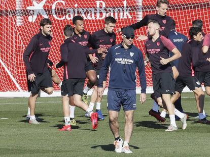 Lopetegui dirige el entrenamiento de sus futbolistas. 