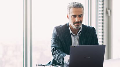 Hombre de negocios delante de un ordenador ASUS.