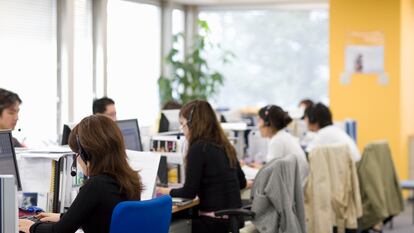 Trabajadores de un servicio de atención al cliente, en una imagen de archivo.