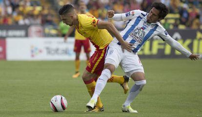 Hernández (d) disputa el balón con Valdés