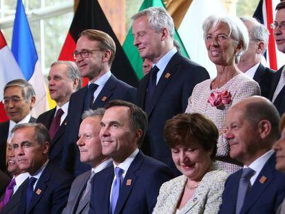 Representantes del FMI, el BCE y los principales bancos centrales del mundo, en la reunión del grupo de los 7, celebrada ayer en Whistler (Canadá).