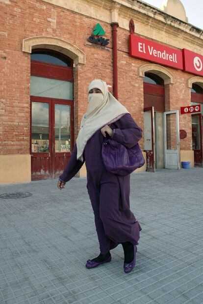 Una mujer viste el <i>niqab</i> en El Vendrell.