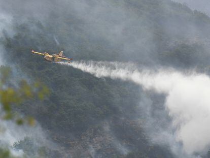BOCA DE HUÉRGANO (LEÓN), 10/08/2022.- Medios aéreos trabajan en la extinción del incendio de Boca de Huérgano (León), que tiene una superficie aproximada de 900 hectáreas arboladas afectadas y presenta un perímetro de unos 20 kilómetros. EFE/J.Casares
