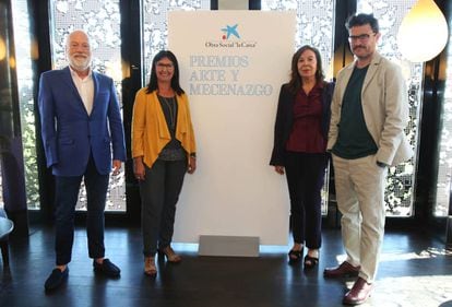 Asier Mendizabal y Elba Ben&iacute;tez, a la derecha, y Han Nefkens, a la izquierda, este jueves en el anuncio de los Premios Arte y Mecenazgo 2017.