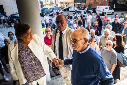 El histórico sindicalista Rafael Pillado, a la derecha, llega a los juzgados de Ferrol este martes de la mano de Cristina Almeida.